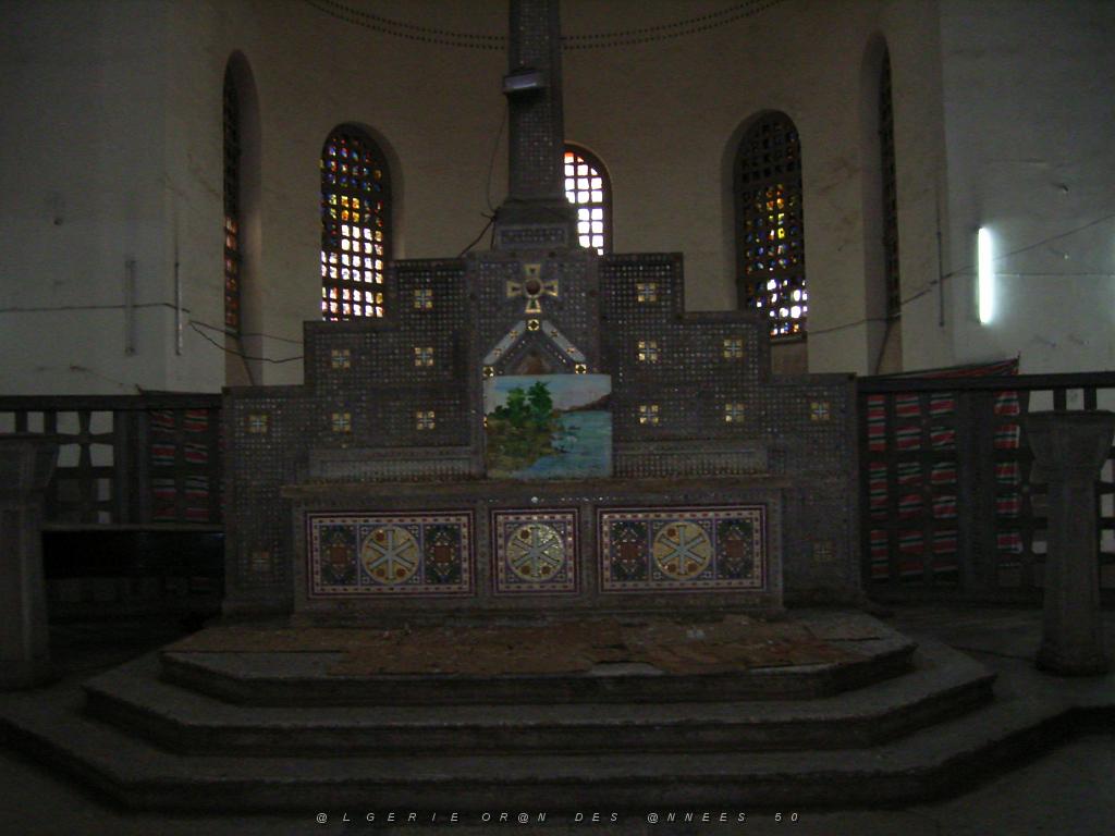 087-ORAN-Juin06-Interieur de la cathedrale devenue bibliotheque..jpg - Unicode